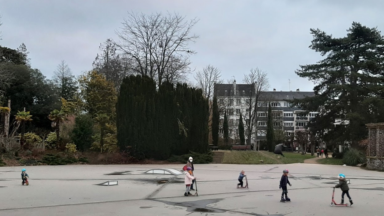 Des enfants s'amusent sur skate park de Maurepas