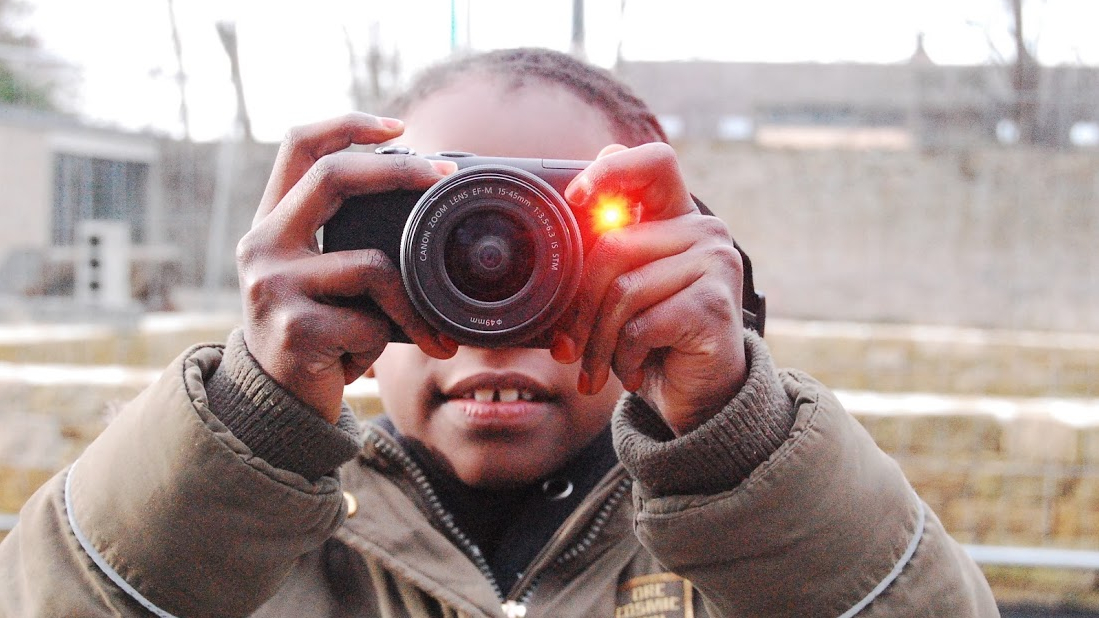 Une jeune reporter se prend en photo
