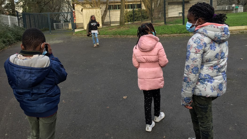 Des enfants se prennent en photo